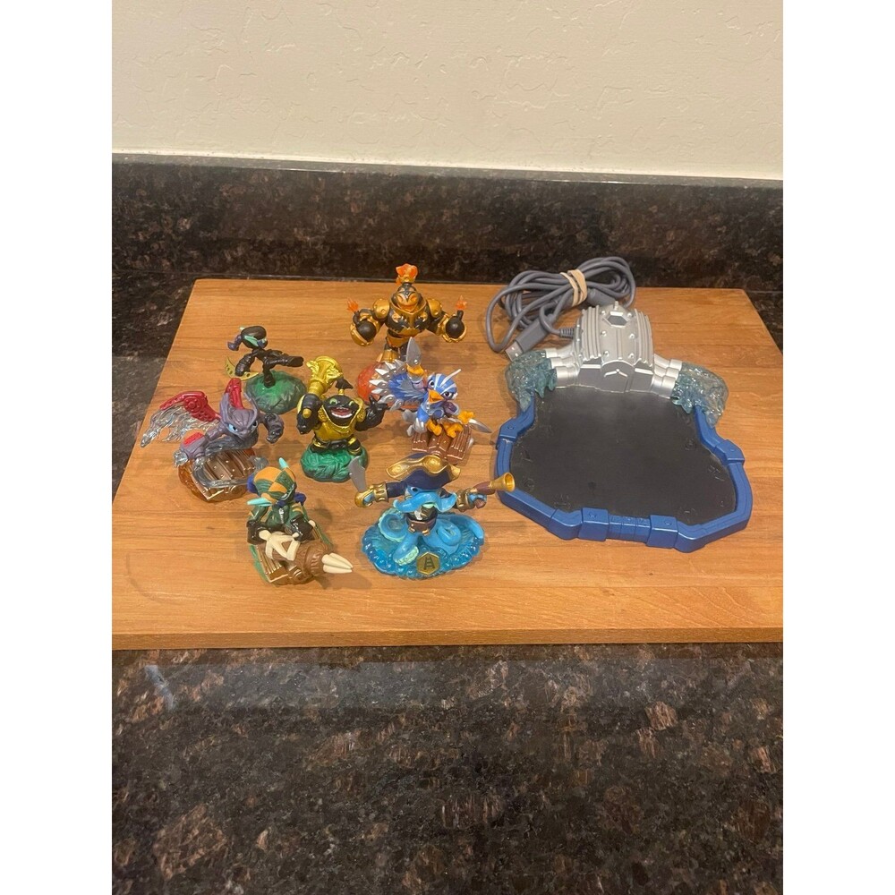 Skylanders Portal of Power (Xbox One) + 7 Figure Lot